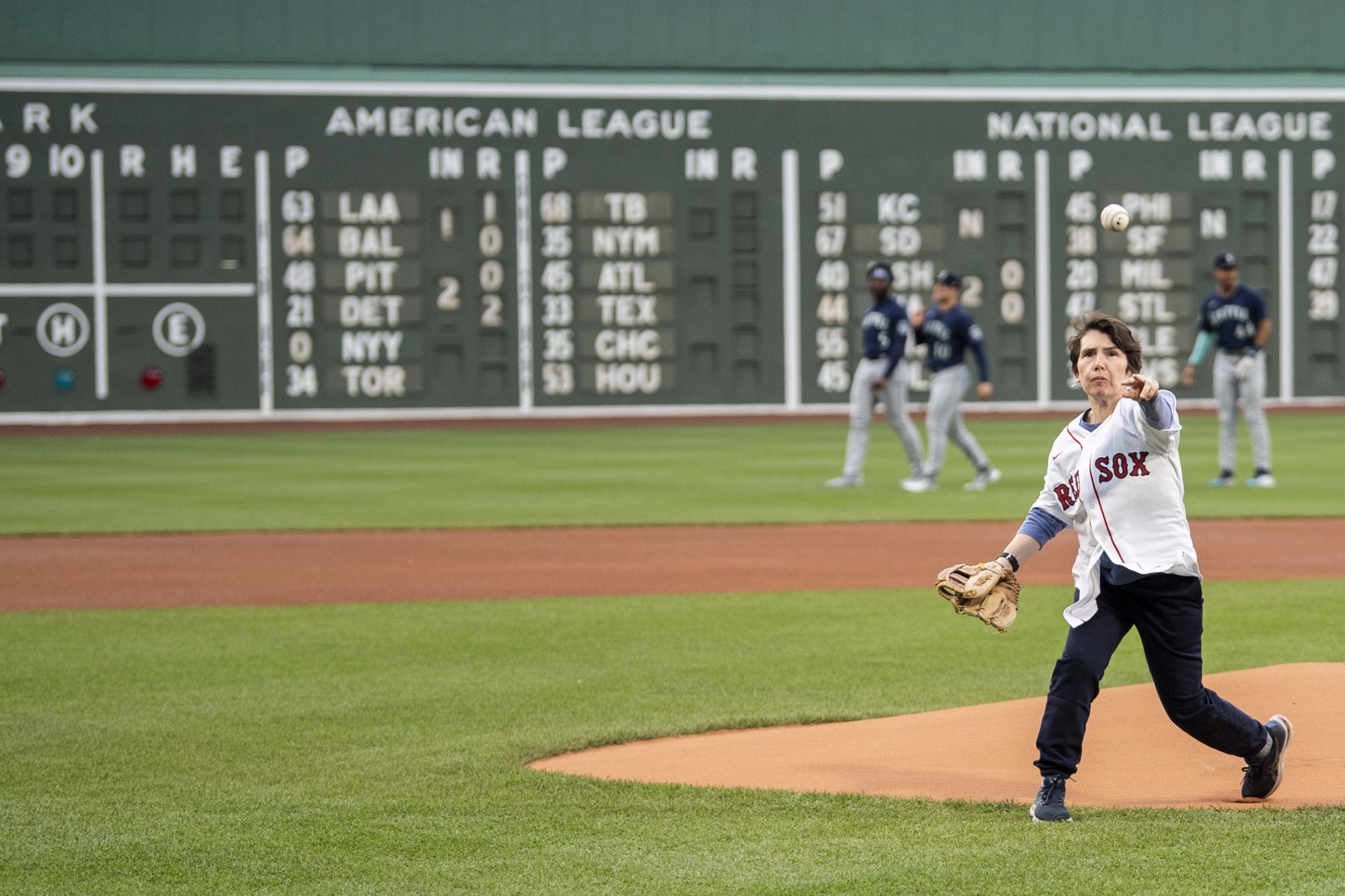 Valerie Frias throws out first pitch for Red Sox